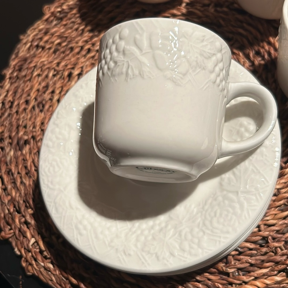 Vintage 4 Gibson Raised Fruit Cups & 4 Saucers
Never Used Discontinued Pattern